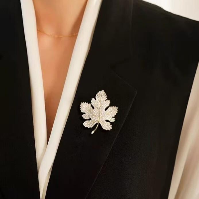 Vintage Gold Color Vivid Maple Leaf Brooch Fashion Trendy Brooches for Women Men Party Gifts