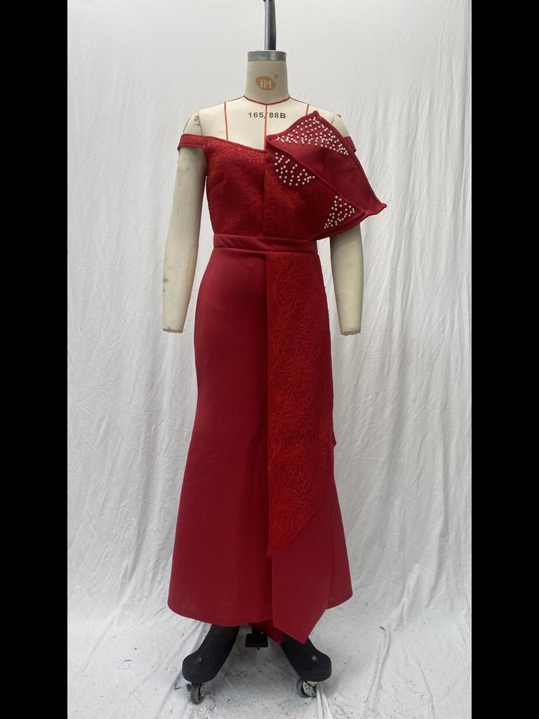 2025 Frühjahr/Sommer Unregelmäßiges One-Shoulder-Spitzenkleid mit perlenbesetztem Lotusblatt-Design