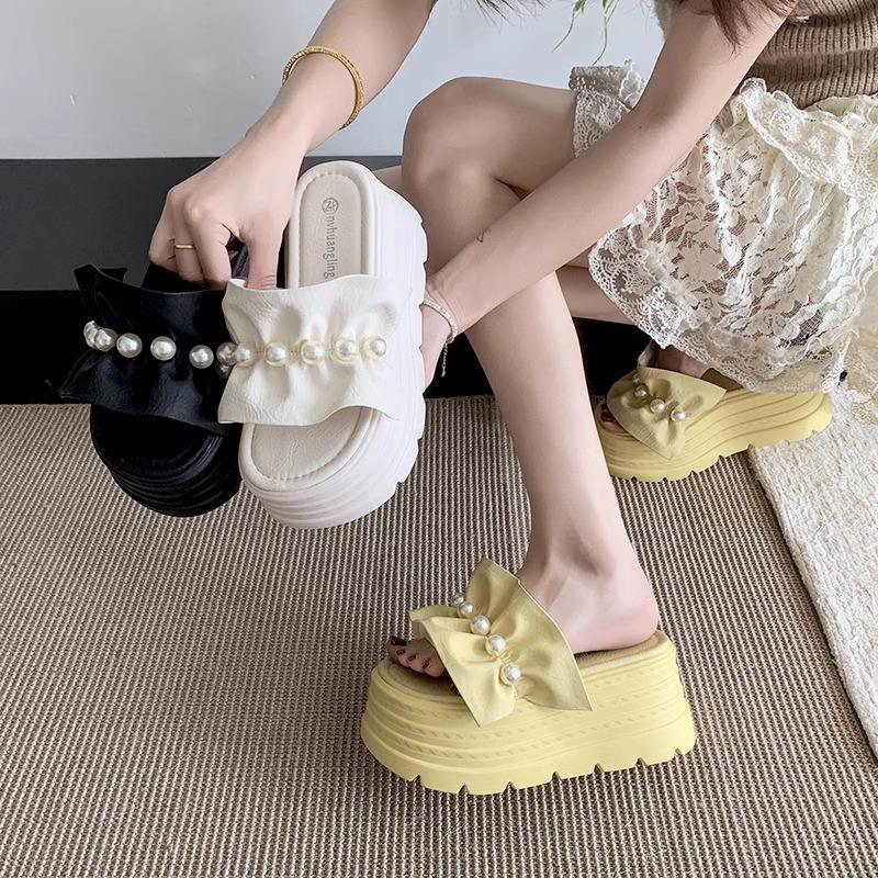 Xiaoxiangfeng Pearl Women's Summer Fashion 2025 New Niche Slippers Thick-bottomed One-word Clothes Soft-bottomed Comfortable Sandals