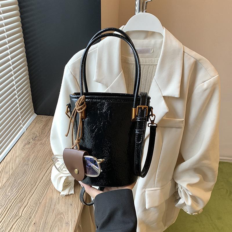 

Today s popular hand-carried bucket bags for women s summer new versatile niche design shoulder messenger bags чёрный