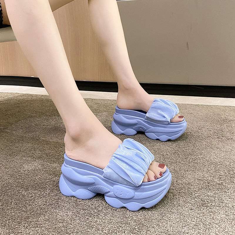 Thick-soled slippers women's summer wear high heels 2025 new versatile fashion muffin wedge heel heel heightening fairy wind cool slippers