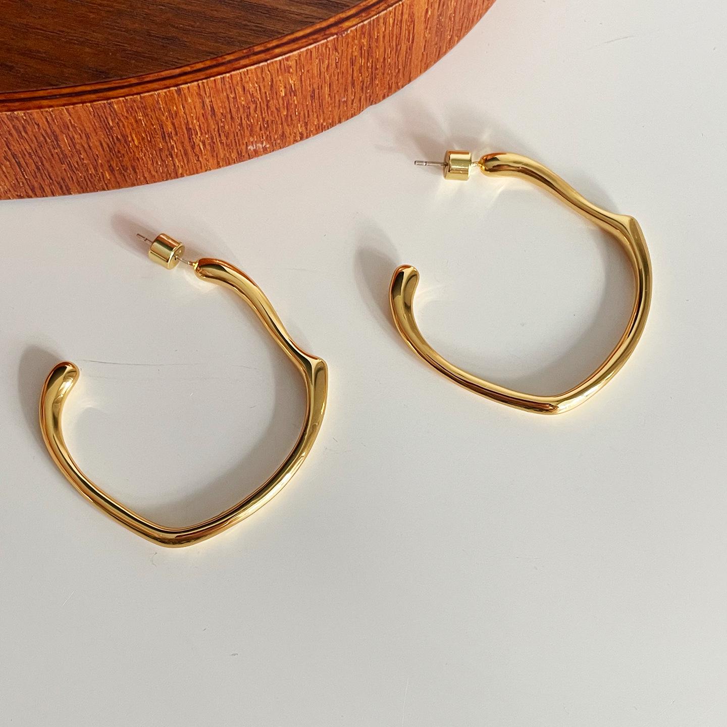 Elegant European & American Irregular C-Shaped Earrings for Women - Gold & Silver, Versatile New Year Fashion золотой