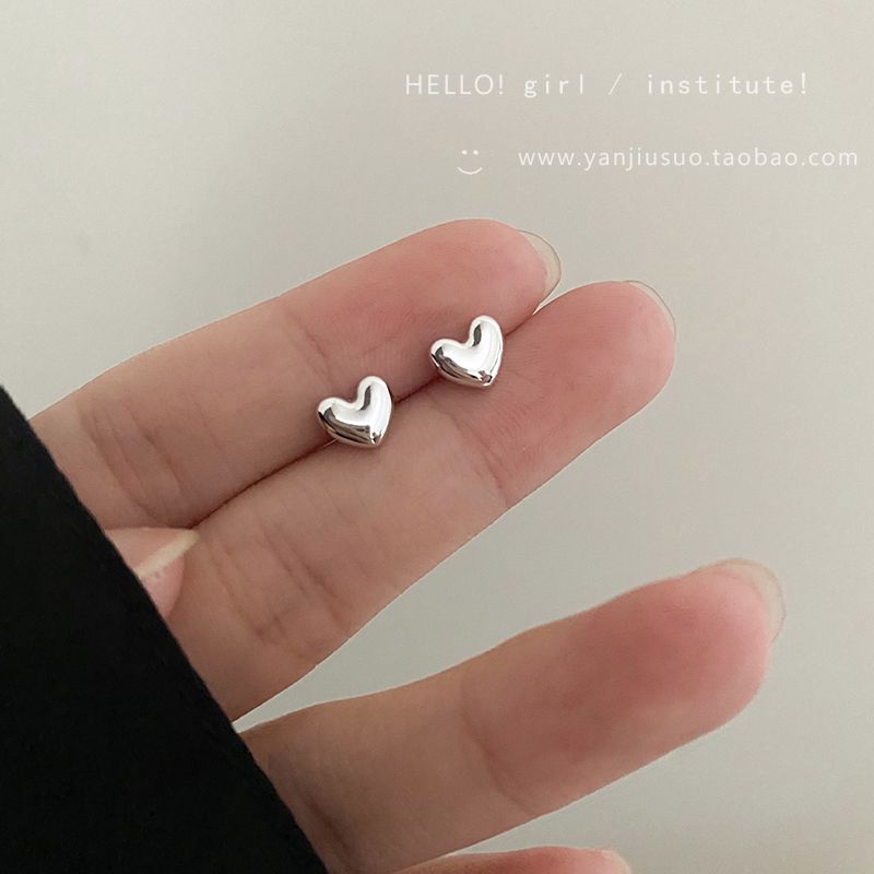 

Серебряные маленькие нежные серьги-пусеты в виде сердца Женские серьги в холодном стиле, минималистичный нишевый дизайн, для повседневной рабочей одежды, серьги в форме сердца Silver small Heart stud earrings