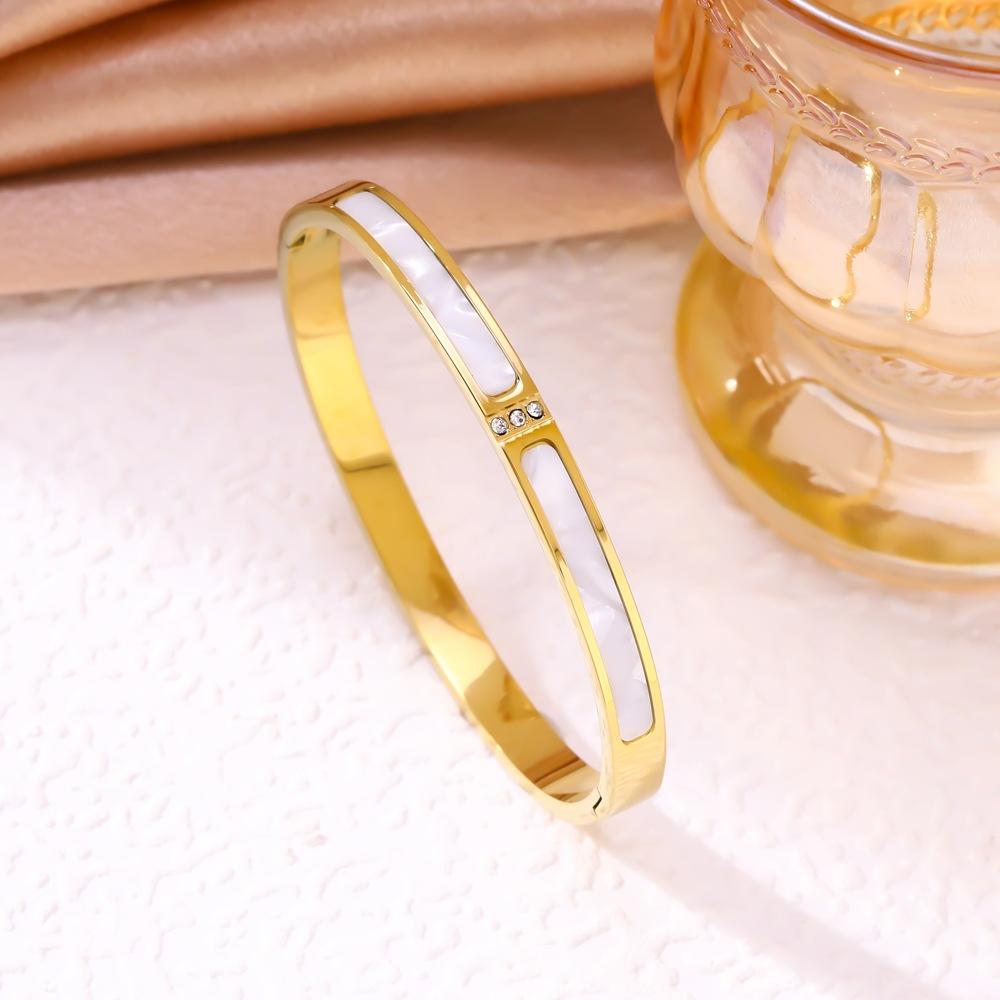 2026 Set with Three Diamonds White Fritillary Bracelet, European Beautiful Women's Fashion Personalized Bracelet Vacuum Plated 18K