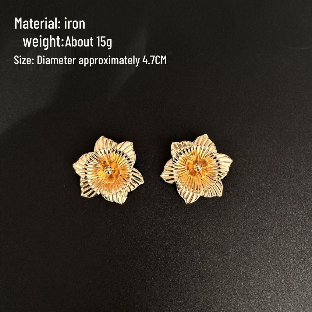 European Retro Flower Stud Earrings - Luxurious & Fashionable Metal Accessories for Women