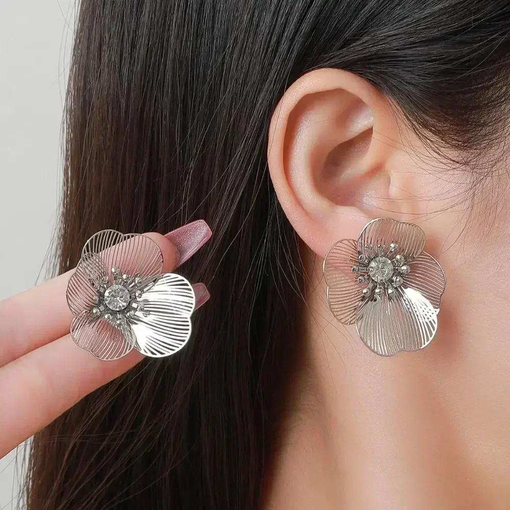 Exaggerated Three-dimensional Pleated Metal Flower Choker Collar Personalized Flower Necklace