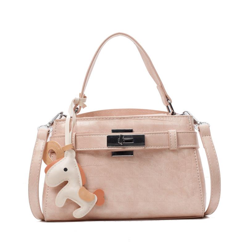 

Spring and summer new niche fashion new shoulder portable messenger bag high-end handbag commuter bag розовый