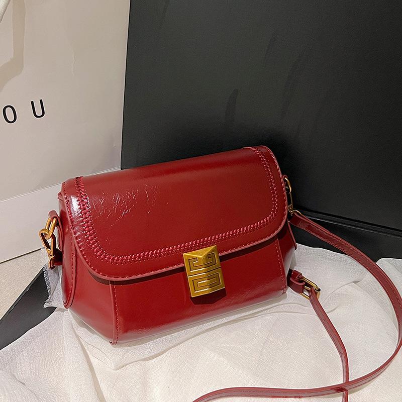 

Retro small square bag, high-end lock, shoulder bag, commuting oblique span small bag, waterproof niche exquisite small bag.