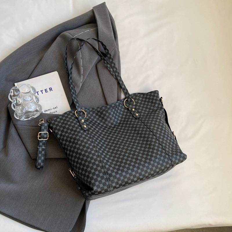 Stylish Large Capacity Tote Bag For Women In Trendy Korean Design Perfect For Everyday Use