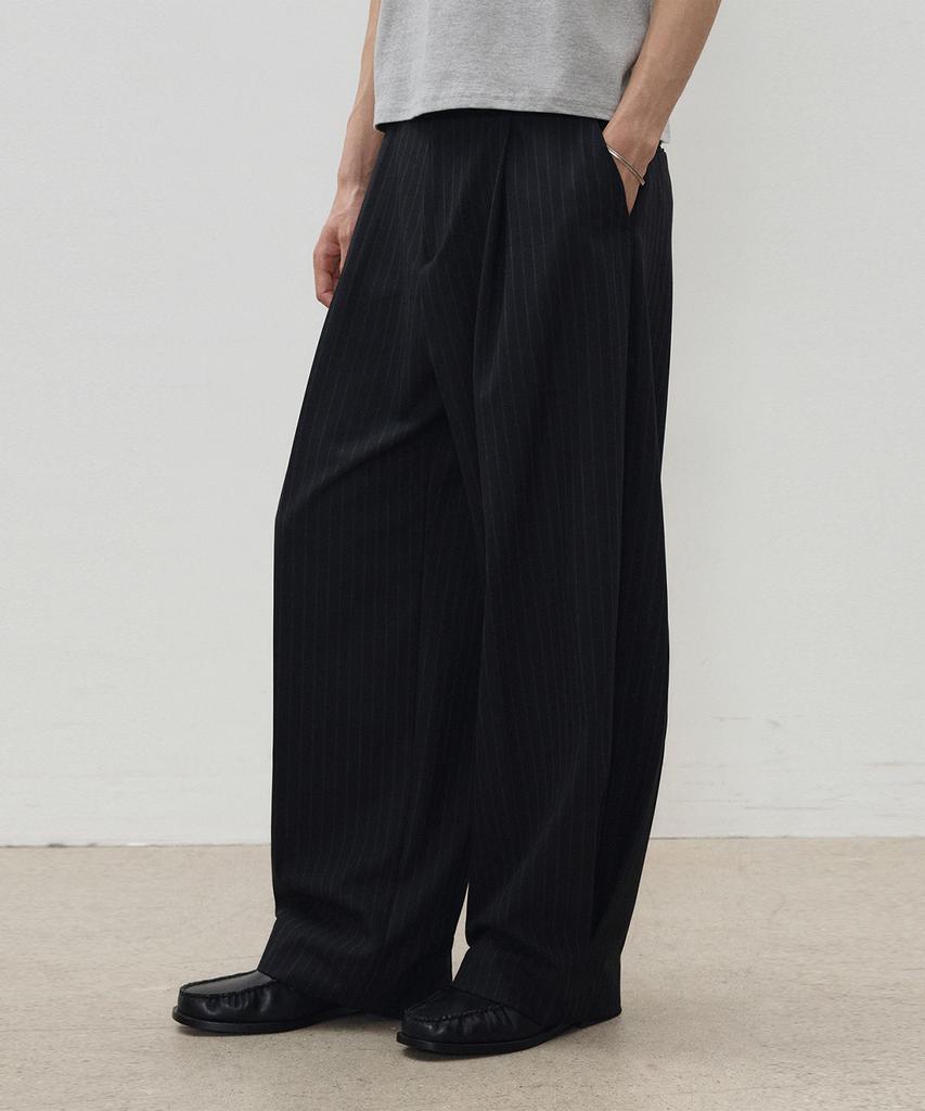 LEIRE Striped Curved Pintuck Slacks [Black]