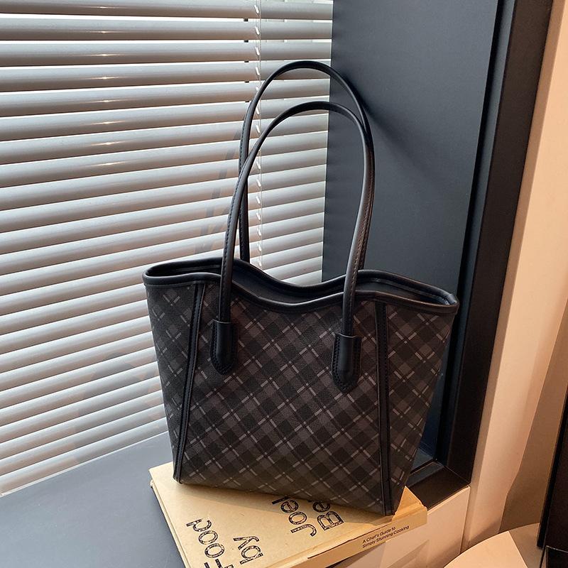 Large-capacity bag women's autumn and winter versatile new casual shoulder bag texture rhombus commuter tote bag