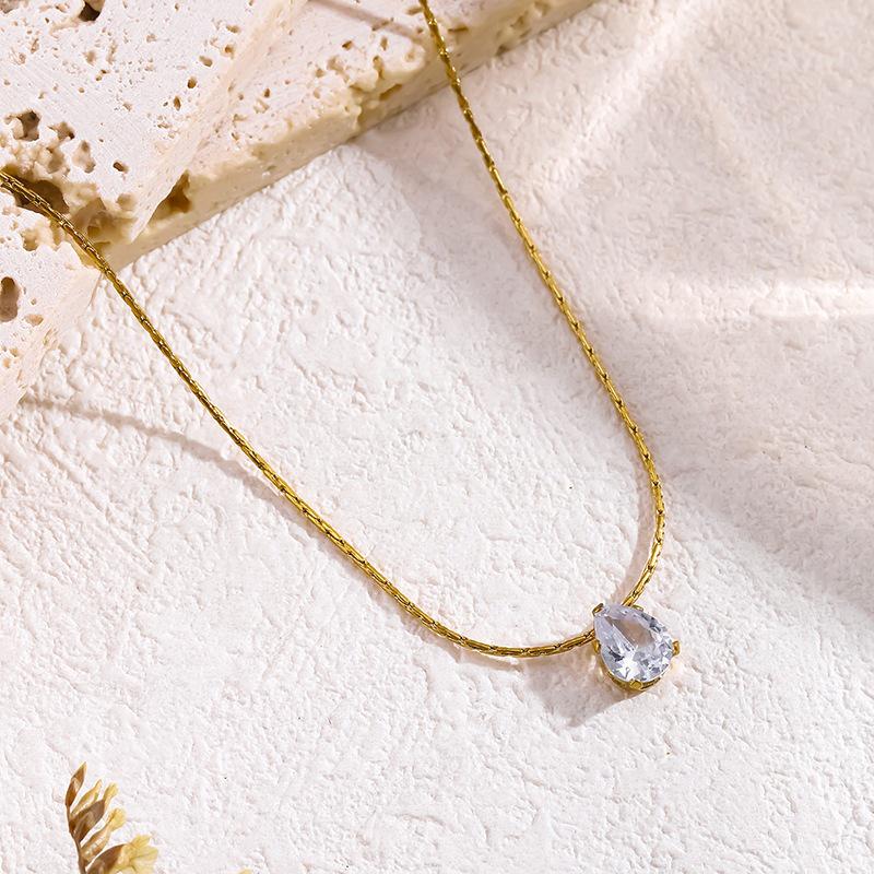 Exquisite 18K Gold Plated Titanium Steel Necklace with Diamond Water Drop Pendant and Square Sugar Clavicle Chain Design