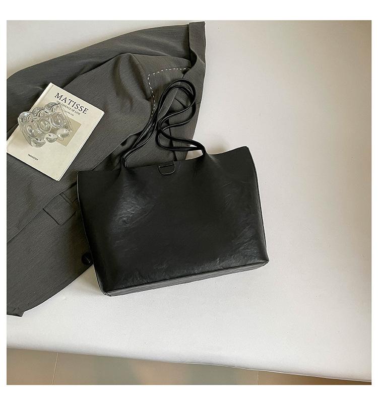 Casual commuter tote bag women's 2025 autumn new personality trendy daily simple temperament shoulder armpit bag