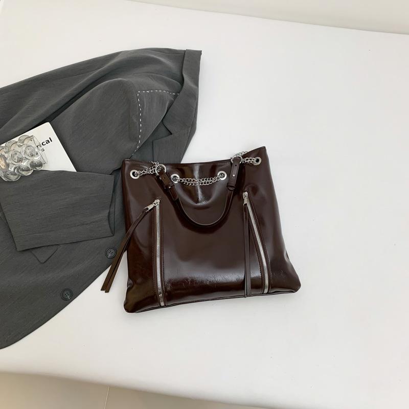 

Премиальная маслянистая женская сумка через плечо 2025 зима новая цепочка сумка-мессенджер большая вместимость портативная сумка-тоут темно-коричневого
