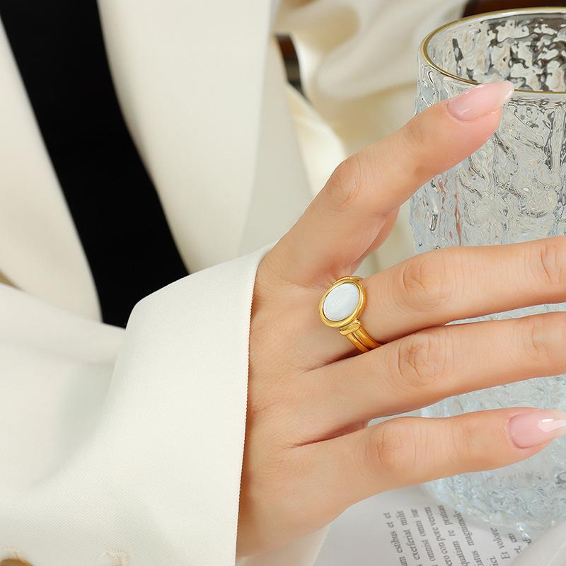French Retro White Fritillary Oval Ring Titanium Steel Electroplated 18 Gold Hepburn Style Index Finger Ring Women's Niche Light Luxury Jewelry