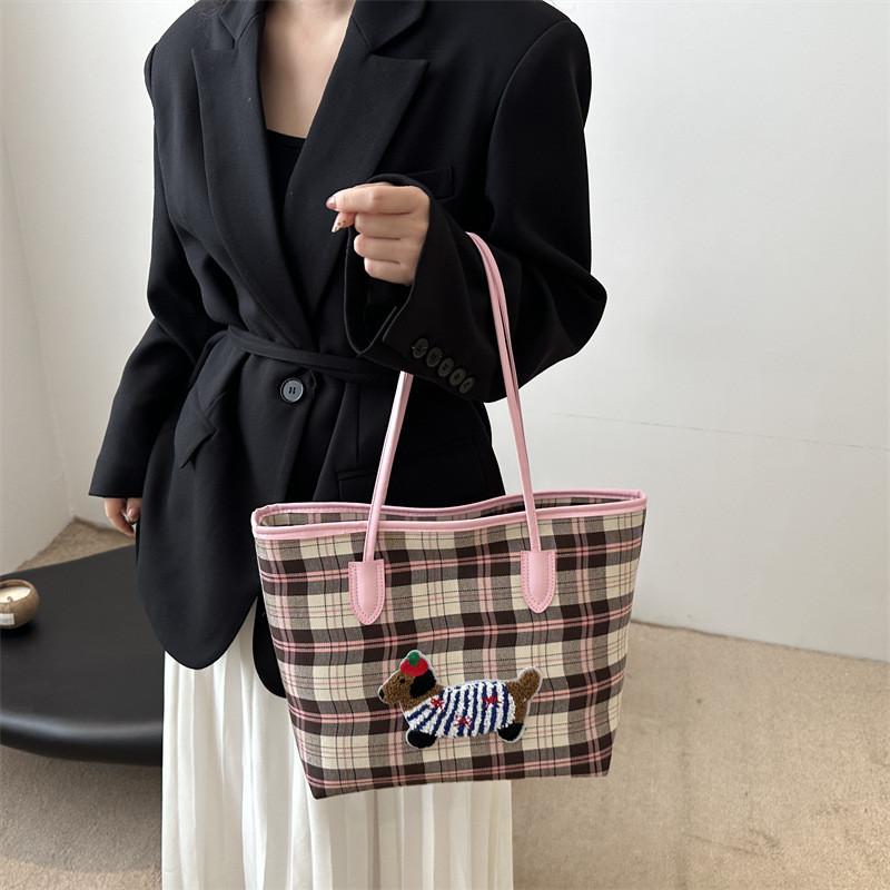 Chic Urban Minimalist Large Tote Handbag For Women Featuring Trendy Plaid Design