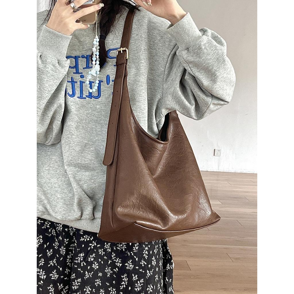 Latest Design Large-capacity Bag for Women Korean Version Easy Soft Texture Leather One-shoulder Underarm Bag Retro Commuter Crossbody Mother Bag
