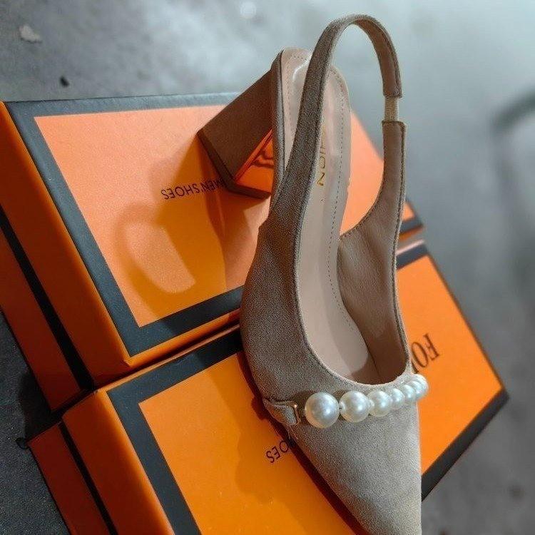 

In the summer of 2025, the new bag head sandals for women wear thick heels and back straps, pearl fairy style simple sandals, single shoes. 40