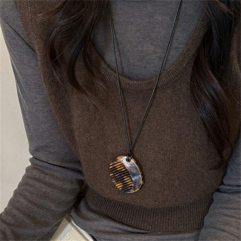 Modische Halskette mit Kammanhänger zum Stylen von Fransen. Tragbares, robustes Schmuckaccessoire aus Acryl für Damen und Herren im täglichen Gebrauch.