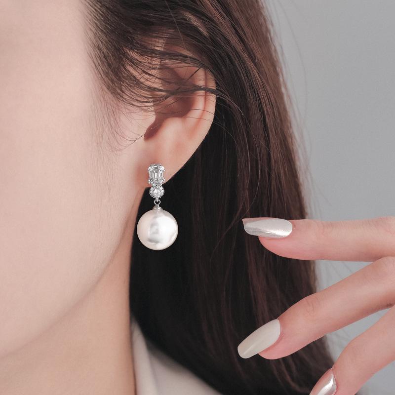 Korean Lightweight Luxury Pearl Stud Earrings – Versatile, Fashionable, High-End Design