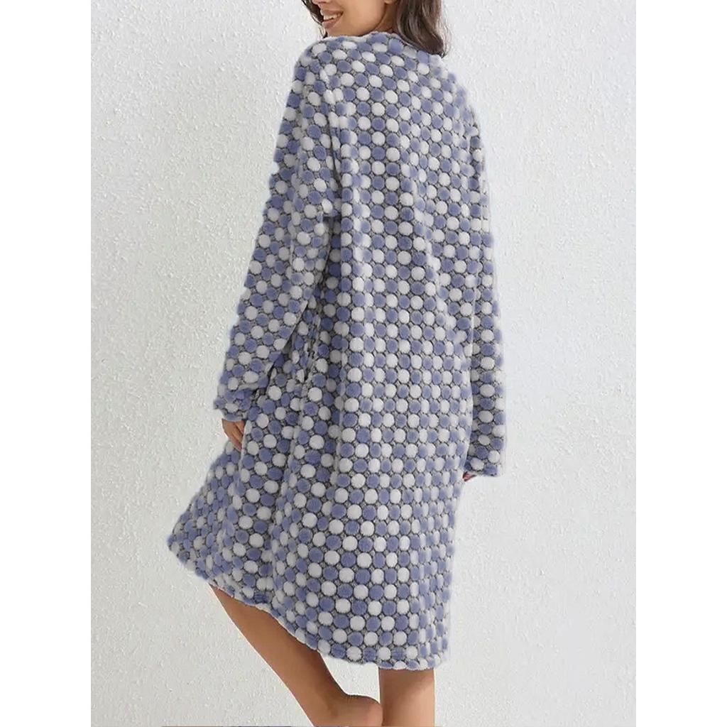 Neformální a pohodlná flanelová noční košile s otevřeným hrudníkem, domácí župan s kruhovým vzorem