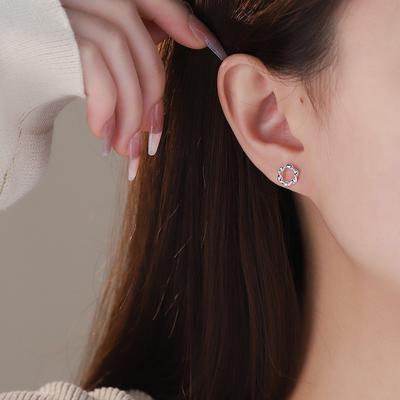 Simple Mobius Screw Earrings for Women's Personalized Fashion Commuting Light Luxury Earrings