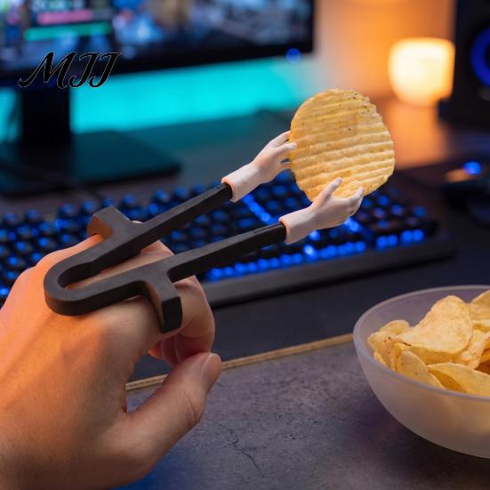 Finger Ring Snack Clips for Gaming Chopsticks Gaming, Finger-Mounted Fork Tongs with Mini Hand Funny Palm Shaped Design, No-Touch Clip Chips