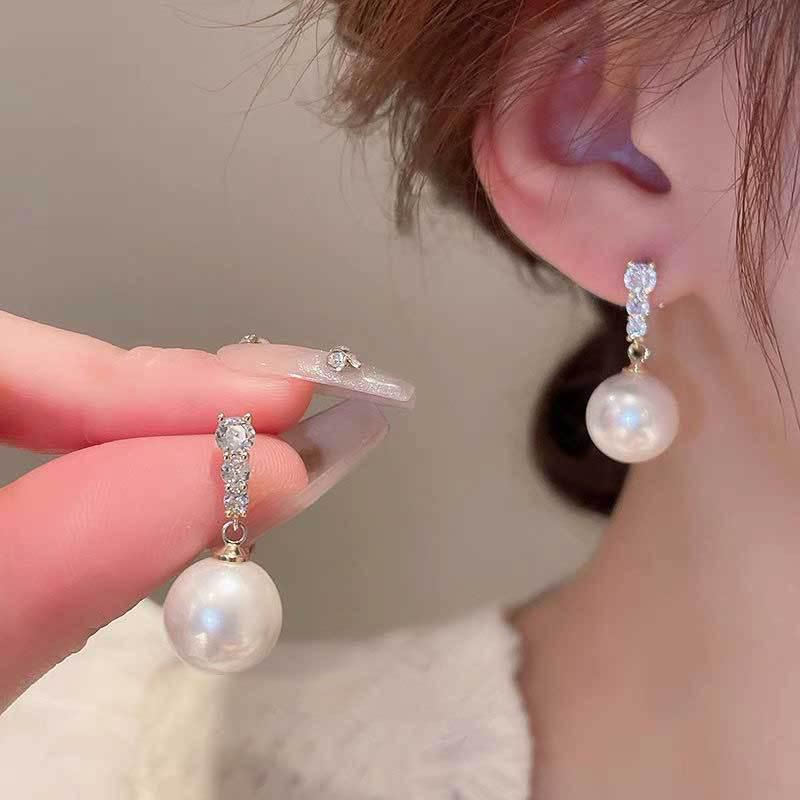 Koreanischer Stil Nicht-Piercing Ohrclip mit langem Quaste, Perlmutt Schmetterlings Design für Damen - High-End, Coole Mode.