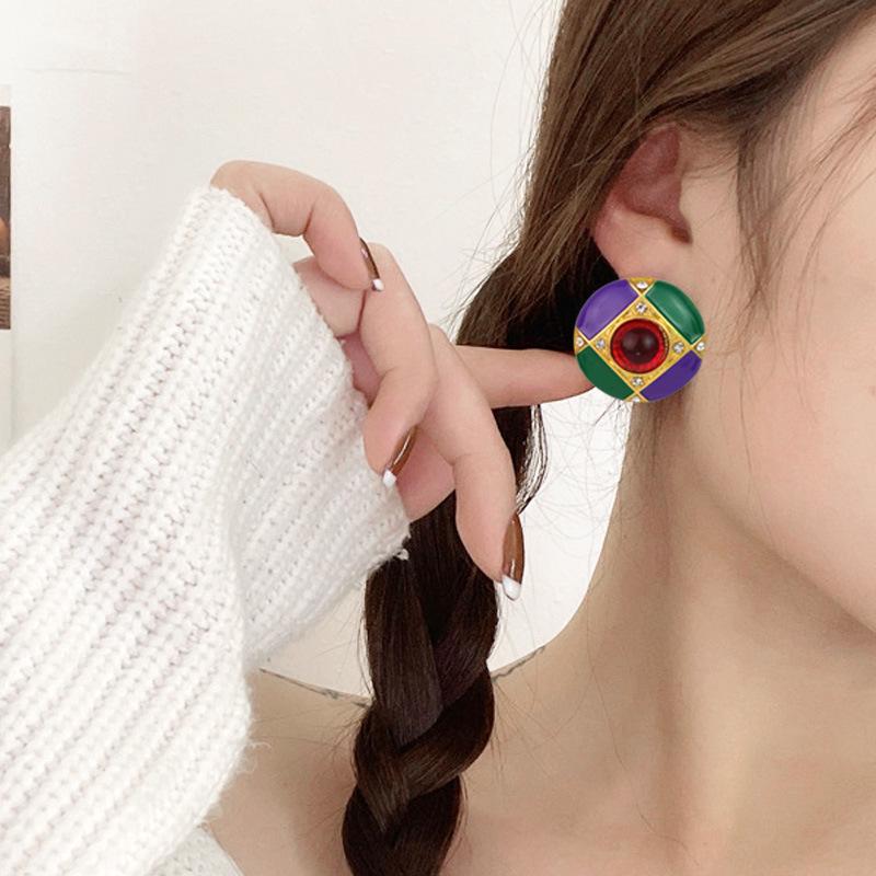 Boucles d'oreilles à clous en émail rétro milieu de siècle européen et américain dans le style antique de la cour française