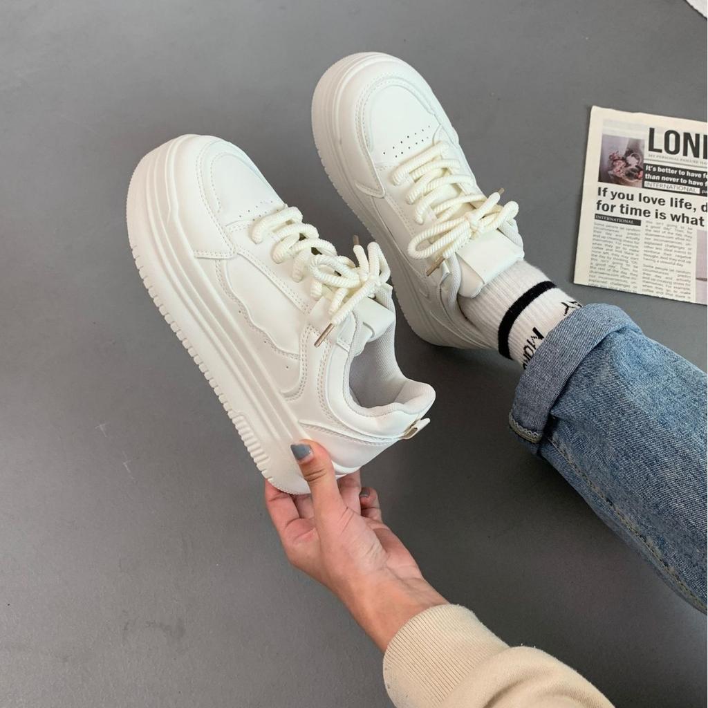 Great good-looking, comfortable, and versatile little white shoes 2025 spring and autumn sports shoes for girls, thick baseplate shoes for girls