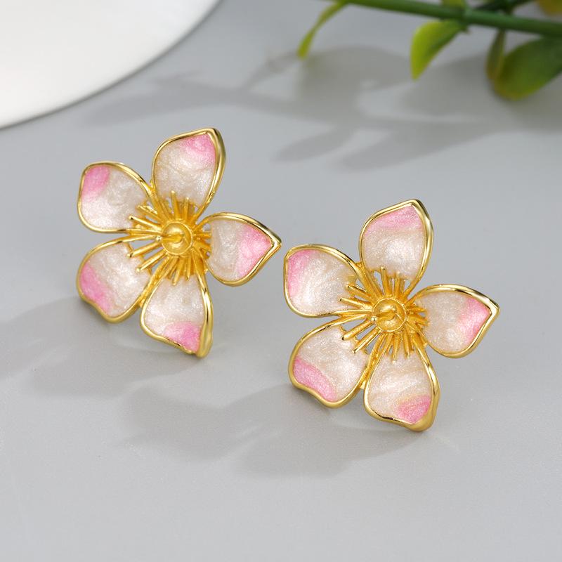 

2025 Autumn Pastoral Pearl Stud Earrings: Chinese Style Gradient Pink Petal Design