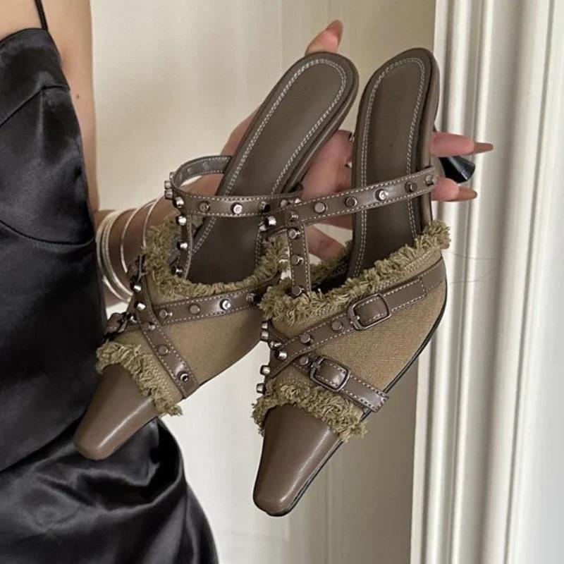 

Fashion Vintage Rivets T Strap Design Slippers Women Elegant Pointed Toe Thin Heel Slide Sandals Punk Style Nightclub Sandalias Mujer 35 хакі