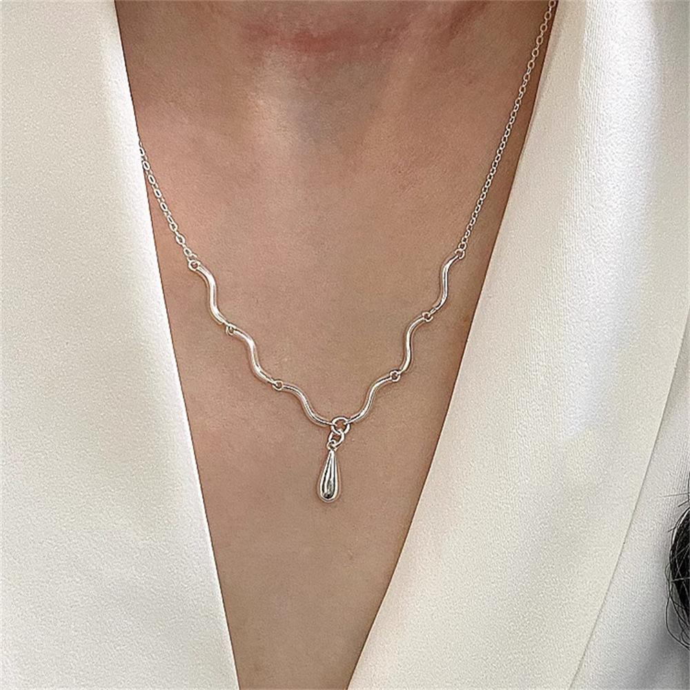 S925 Sterling Silver Pearl Necklace - Non-Fading High-End Clavicle Chain, Light Luxury Versatile Pendant for Women, New Summer Collection.