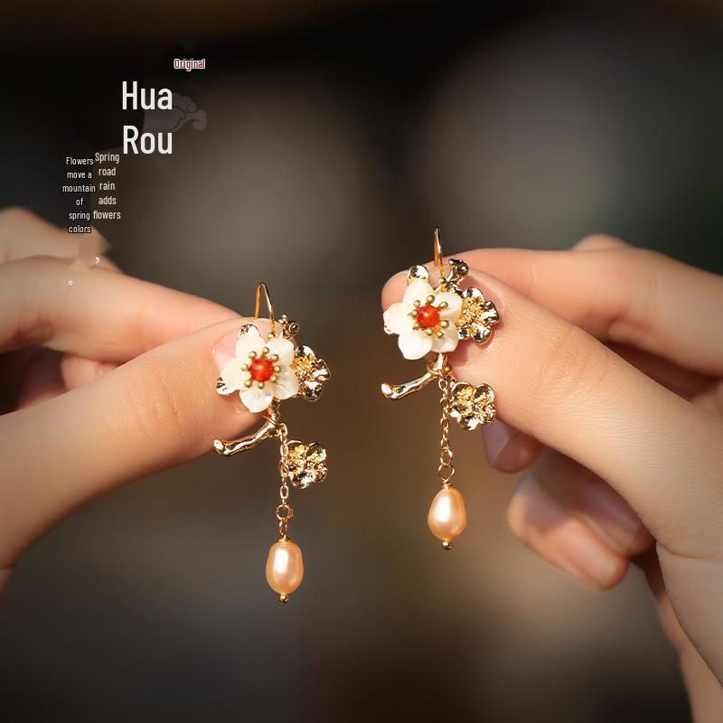 Elegant Ebony Flower Hairpin for Women – Ancient Style, High-End Feel, Simple Chinese Design, Perfect for Daily Use.