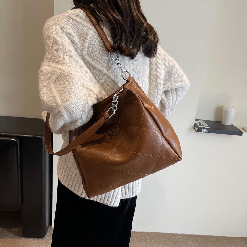 

Популярна жіноча сумка великої місткості 2024 осінь-зима нова сумка через плече модна іноземна сумка для відпочинку коричневий