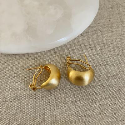 Niche Design Gevoel Gouden Geborstelde Gebogen Metalen Oorbellen Vrouwelijke Persoonlijkheid Uniek Verfijnd Veelzijdige Oorbellen voor Dagelijks Gebruik