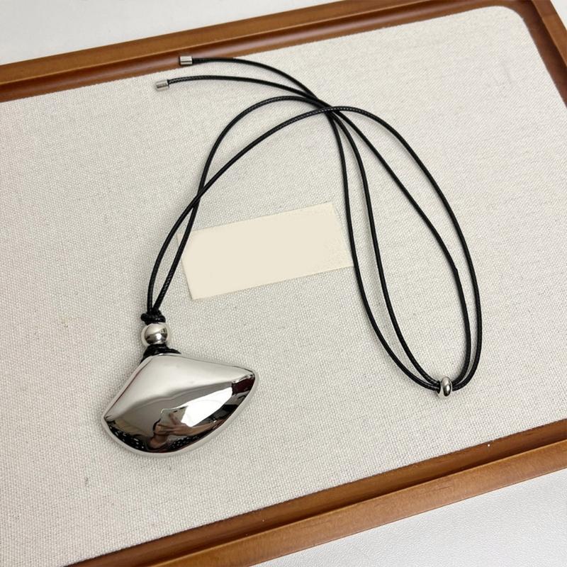 Fashionable Silver Shell Pendant Necklace for Women Adjustable PU Leather Rope Long Neckchain Hanging Neck Chain