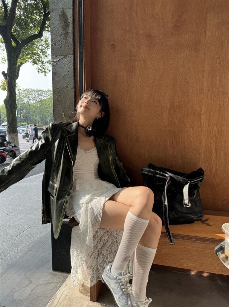 French lace v-neck suspender dress women's summer vacation irregular skirt white beautiful waist mid-length dress