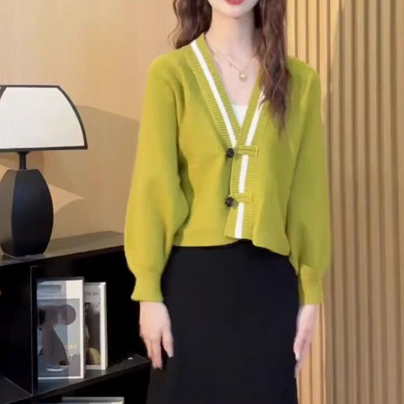 Retro Buckle Contrasting Color V-neck Fashionable Sweater Jacket for Autumn and Winter Loose Long Sleeved Short Knit Cardigan Top