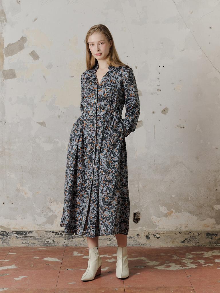 FREAKS BY KIMTAEHOON Japan Flower Print Suede Touching Premium Satin Maxi Shirt Dress_Flower Green