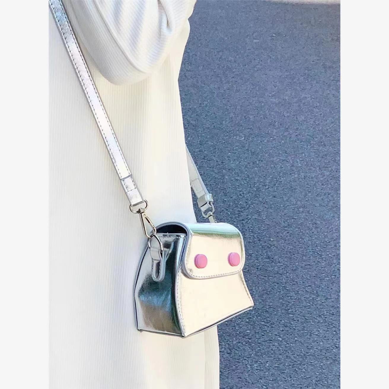 

Niche 2024 новый оригинальный дизайн премиум текстура милая девушка джинсовая твист мини сумка-мессенджер наушники квадратная сумка серебряный