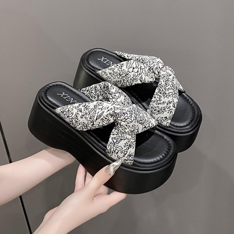 

Thick-soled women s summer height increase 2025 new fashion skirt beach shoes muffin small light summer women s slippers 39