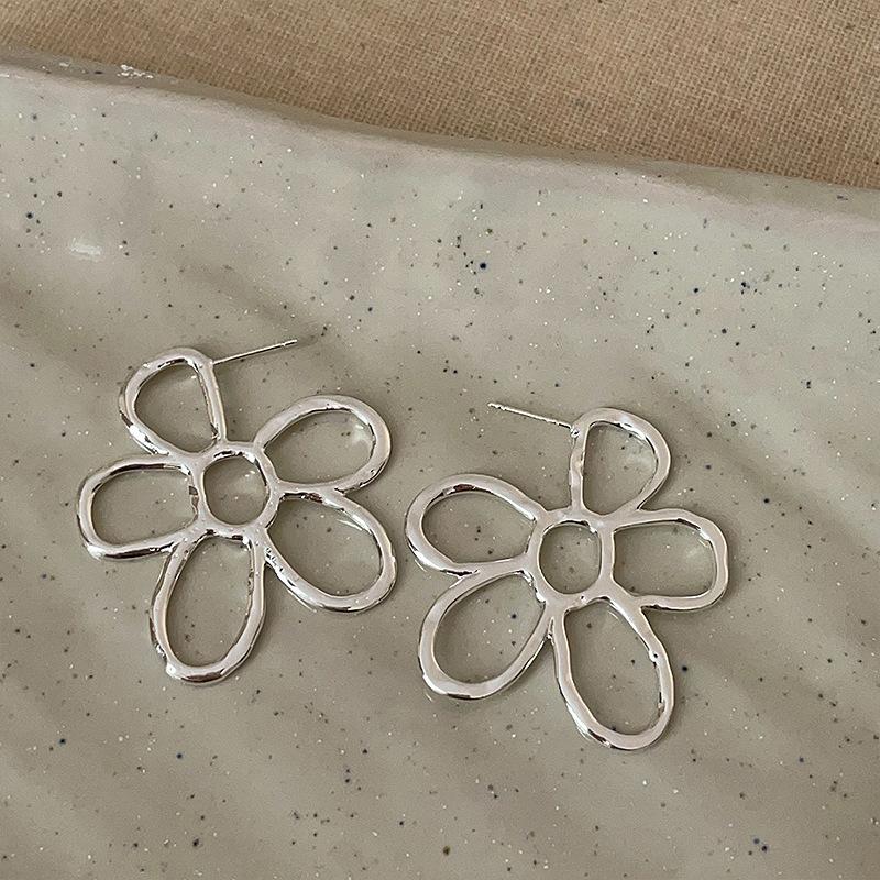 

Преувеличенные металлические серьги-гвоздики в виде цветка, женские, холодные, ветреные, уникальные, модные, элегантные, темпераментные, универсальные серьги