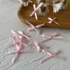 100 sztuk Mini kokardek z wstążki w różnych kolorach Urocze akcesoria do rękodzieła DIY do pakowania prezentów i dekoracji