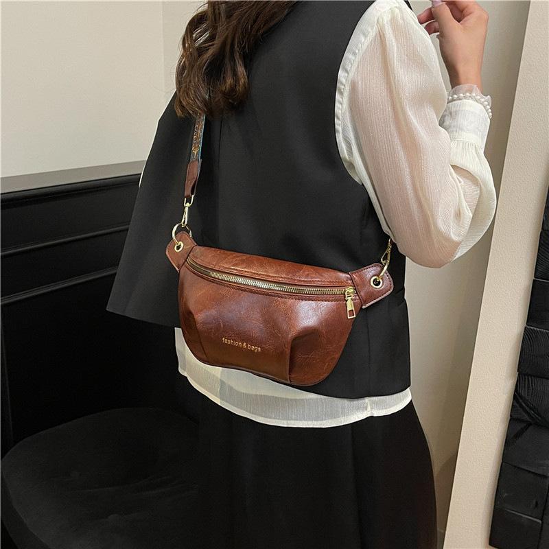 This year, the popular small bag women's 2025 summer new textured breast bag wide shoulder strap retro foreign commuter messenger bag