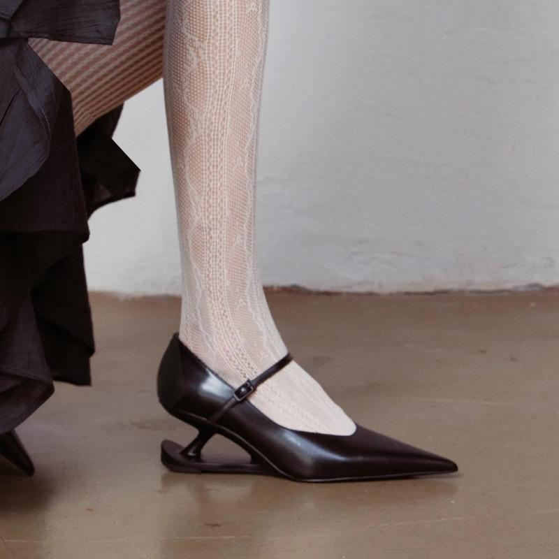 Fashion Red Heel Women's Mary Jane Shoes 2025 New Pointed Toe Style Buckle Leather Shoes Black Fashion Party Casual Shoes