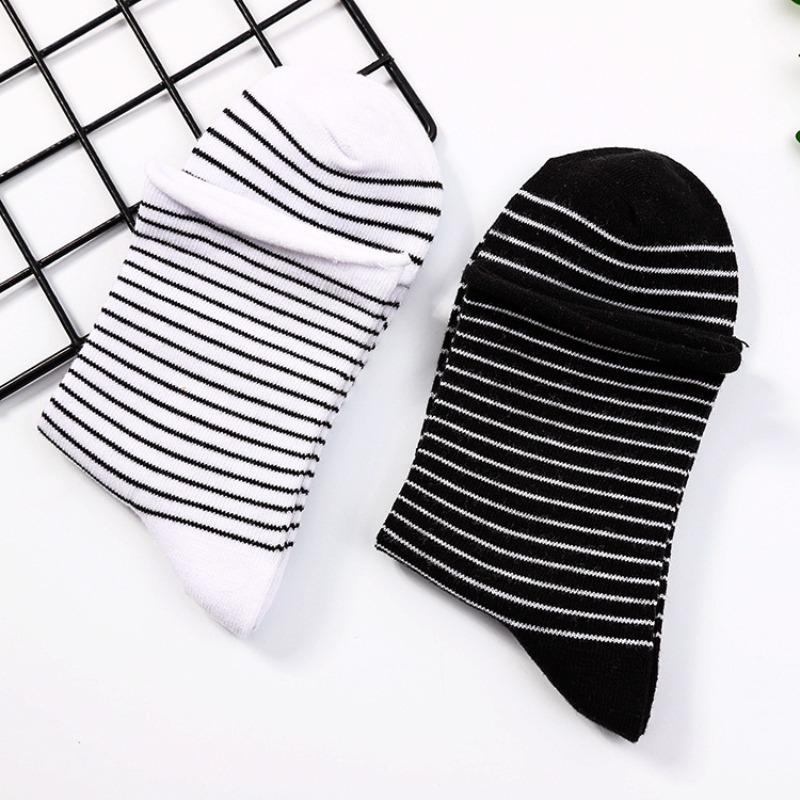 Damen Frühling Schwarz und Weiß Gestreift Gerollter Rand Bequem Nicht Eingeengter Fuß Locker Mond Sohn In Der Röhre Baumwollsocken