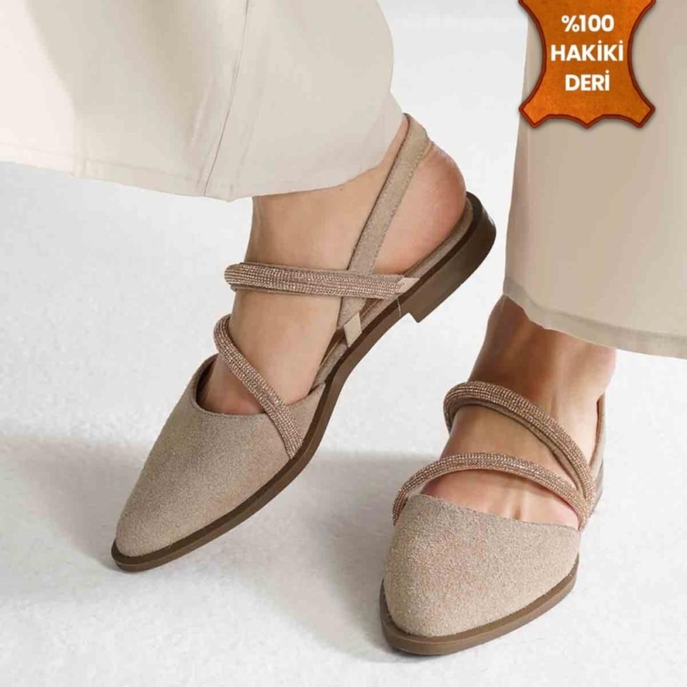 

Модные женские туфли из натуральной замши бежевого цвета с камнем на плоской подошве