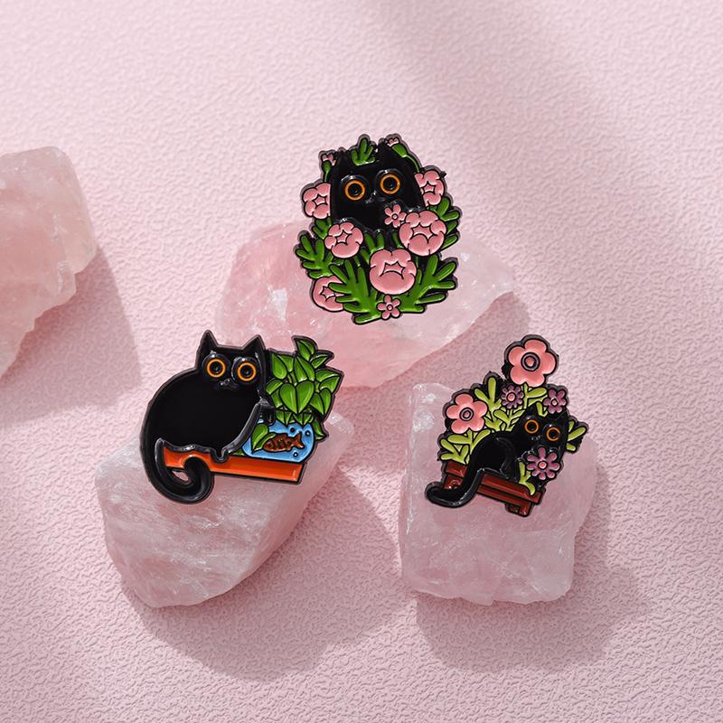 Katzen in Pflanzen Emaille-Pins Benutzerdefiniert Floral Kätzchen Versteckspiel Broschen Reversabzeichen Lustiger Tierschmuck Geschenk für Kinder Freunde