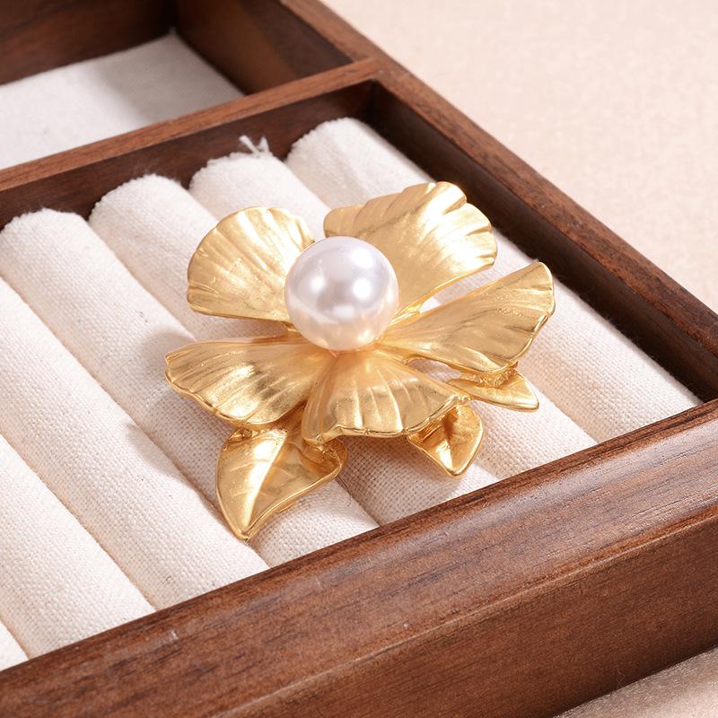 Retro Pearl Flower Brooch - Elegant Gold Women's Clothing Accessory